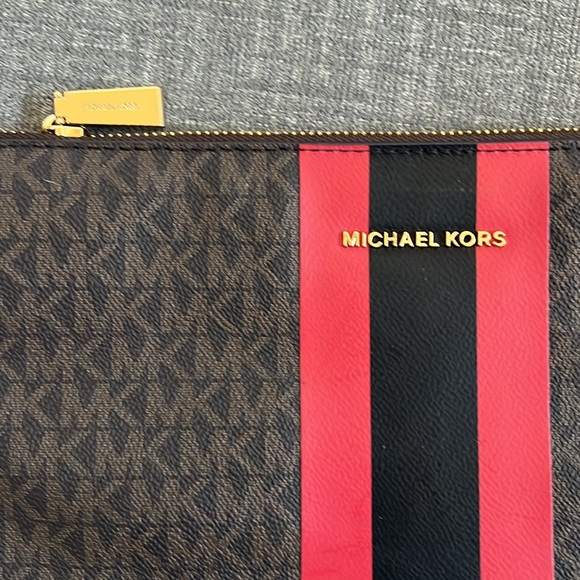 MICHAEL MICHAEL KORS
Large Logo Stripe Zip Pouch - Picture 6 of 8